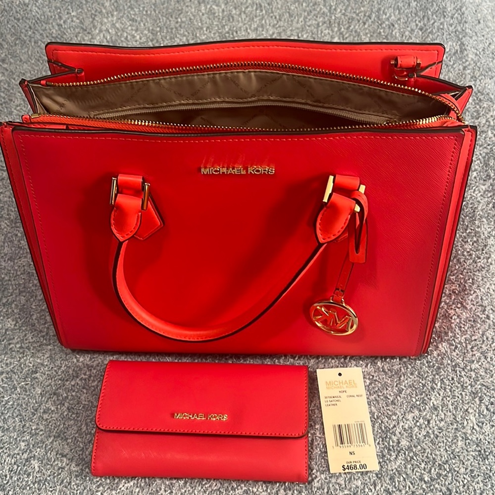 Cartera súper hermosa y en excelente condiciones Michael Kors bello color